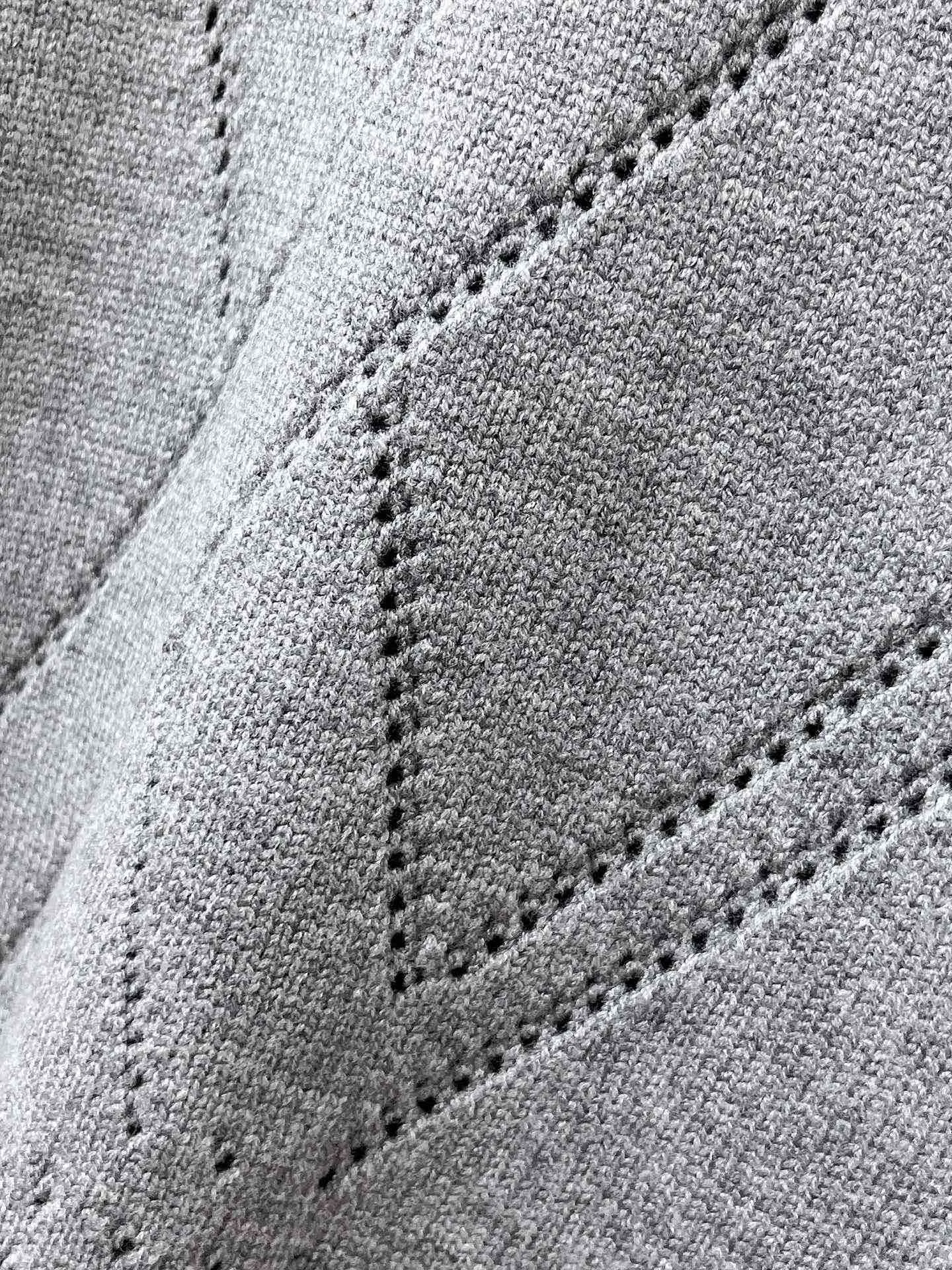 🅿️440 LV 2025ss new wool blended round neck long sleeve sweater cardigan bottoming shirt, high-end version! The custom-made fabrics at the counter are highly breathable and comfortable, with impeccable details and brand element design concepts, reflecting high quality. It feels delicate and soft! It presents a casual cut and the upper body shape is great! 🐉Code size: M-3XL
